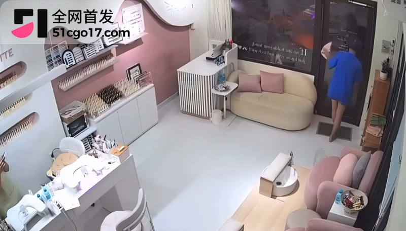 国外奇葩男子 玩街射勇闯街边店铺4