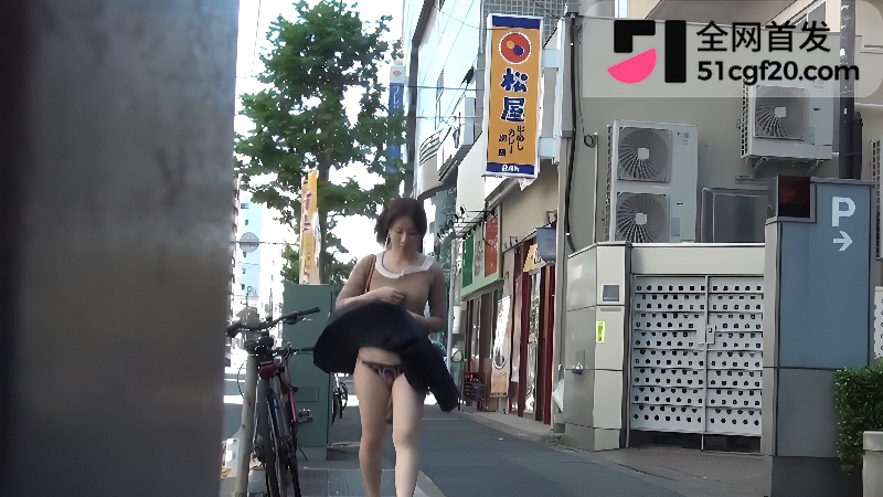 日本街头 多位美女裙子被吹飞 4