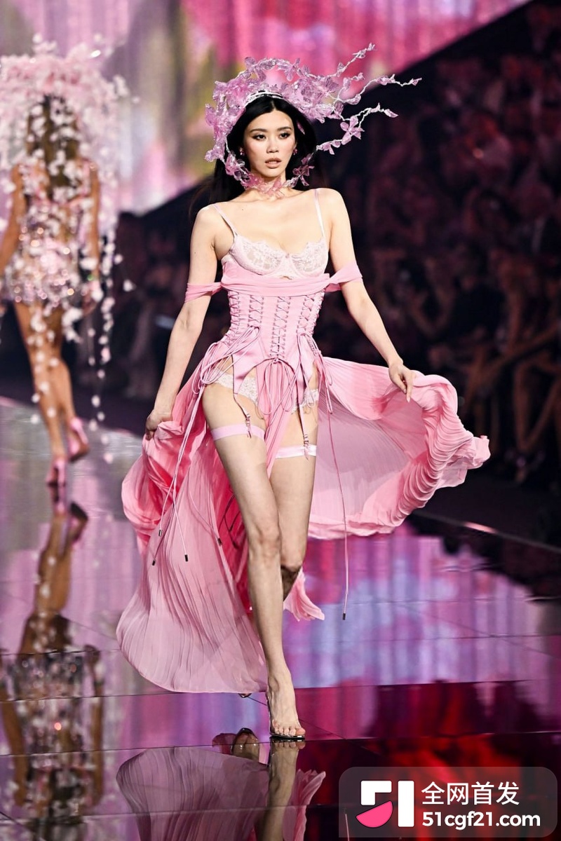 奚梦瑶重返维密获8秒特写 何猷君狂吹家族骄傲4