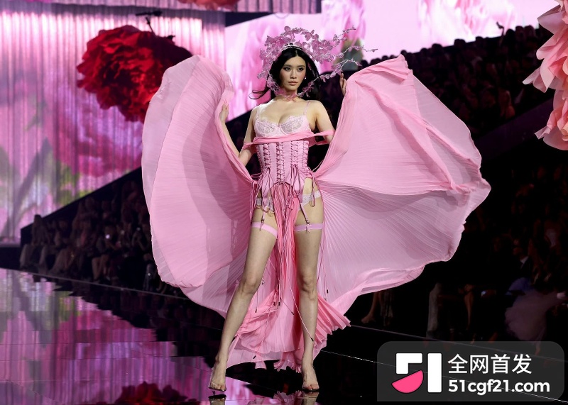 奚梦瑶重返维密获8秒特写 何猷君狂吹家族骄傲3
