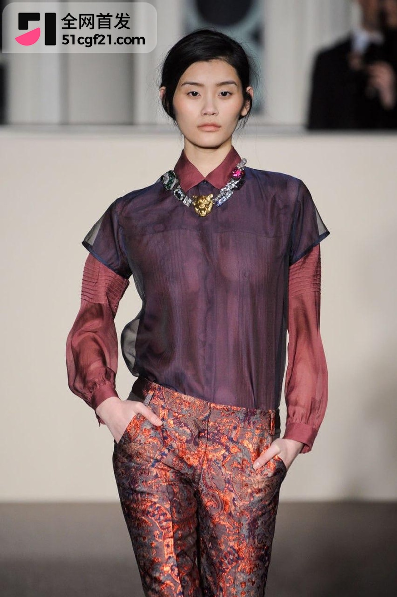 奚梦瑶重返维密获8秒特写 何猷君狂吹家族骄傲14