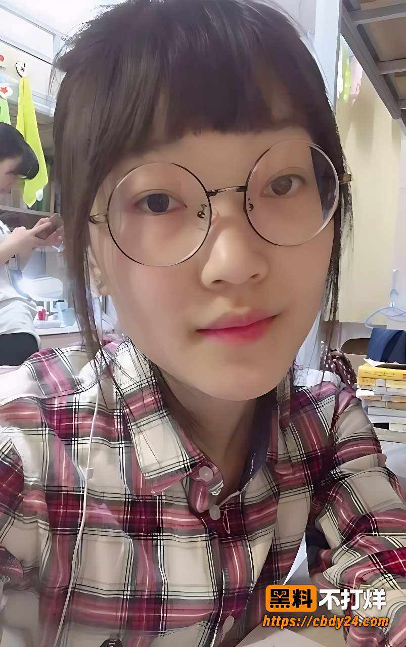 山东大学生孙晓文私拍白色上衣裸露及自慰细节1