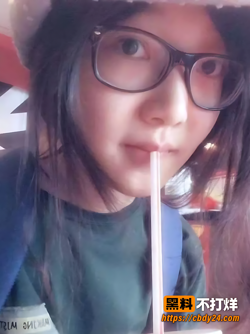 山东大学生孙晓文私拍白色上衣裸露及自慰细节7