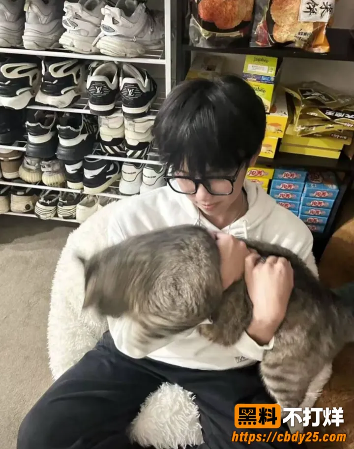 悉尼大营销Alex脚踏两船03