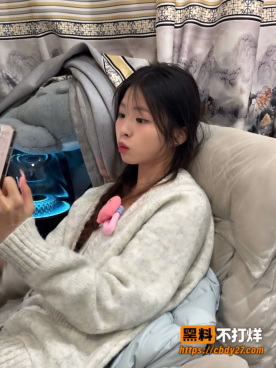 威海电子科技学院嫩妹私拍穿绿格纹裙脱至上身裸露4