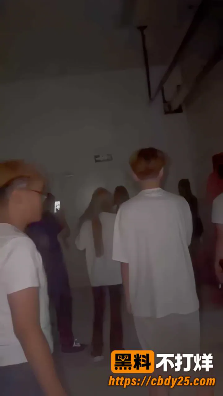 东济宁邹城地下车库 精神小妹群殴互撕 2
