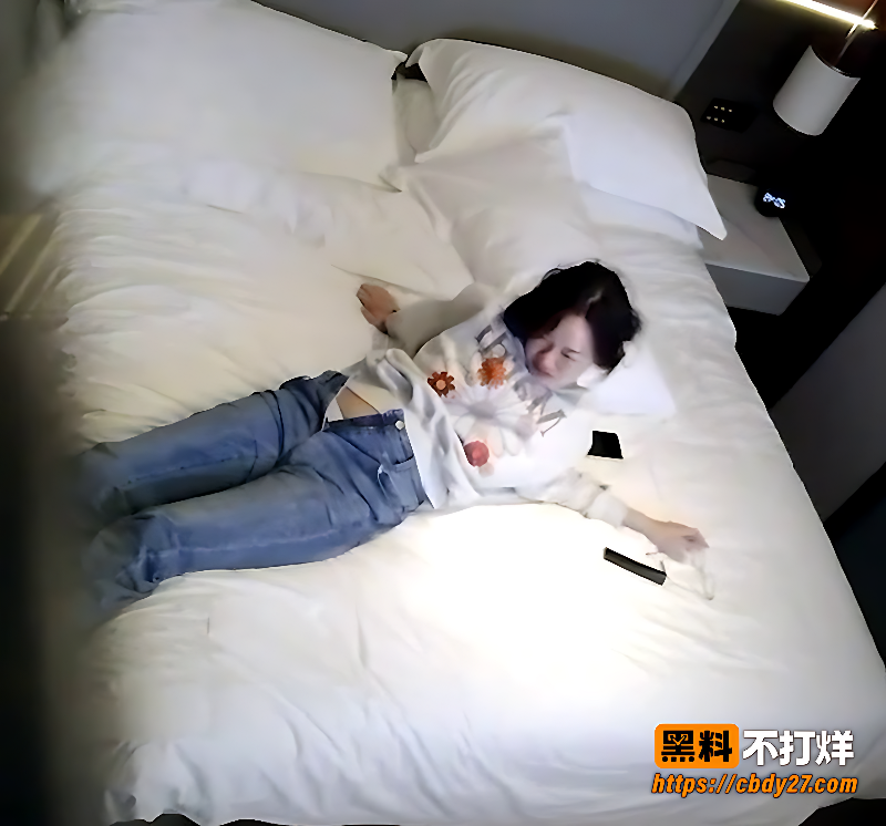 天眼酒店眼镜学妹与欧美型男全裸结合细节3