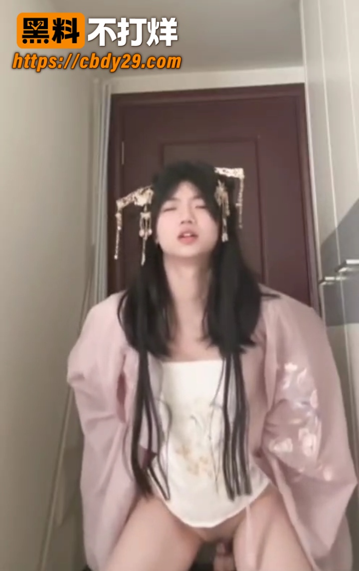 古装风精神小妹 居家私拍流出 5