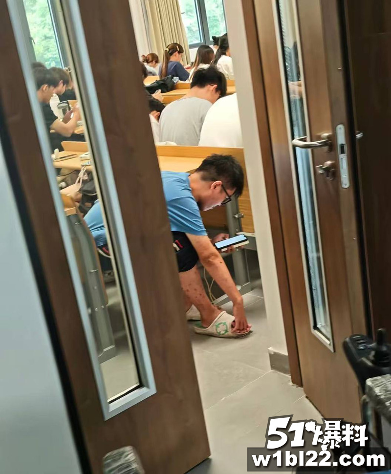 上海第二工业大学爆火的杀神 代课被抓 怒怼老师是破服务员