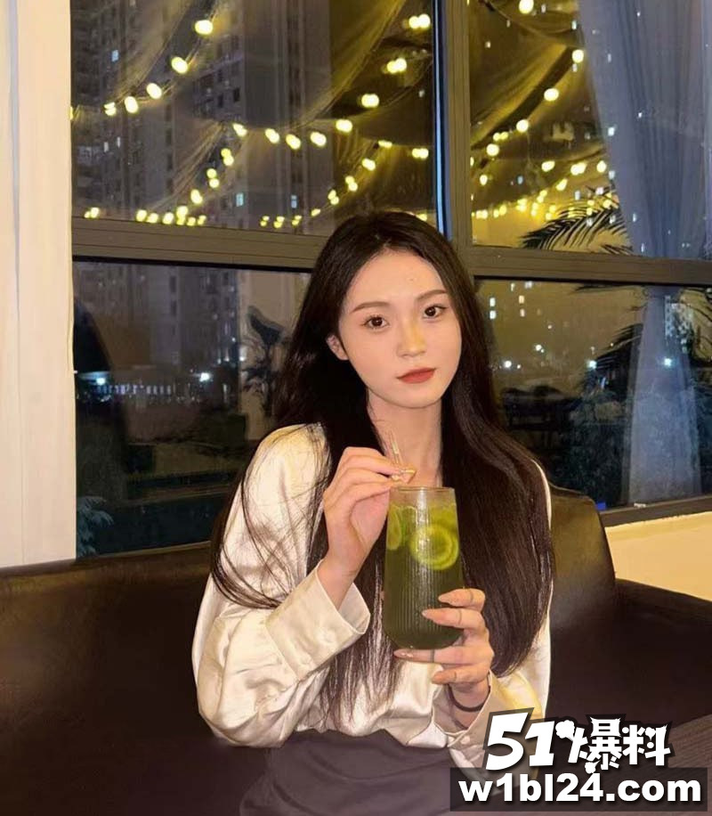 轮流内射大四学姐 逼逼操到又红又肿 太狠了直接上不了课