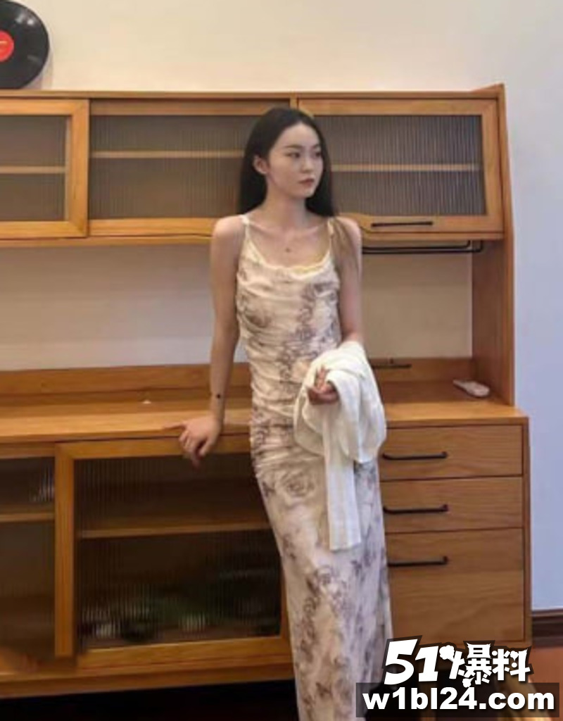 轮流内射大四学姐 逼逼操到又红又肿 太狠了直接上不了课