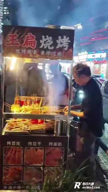 模仿王源网红王扁摆摊相关图片9