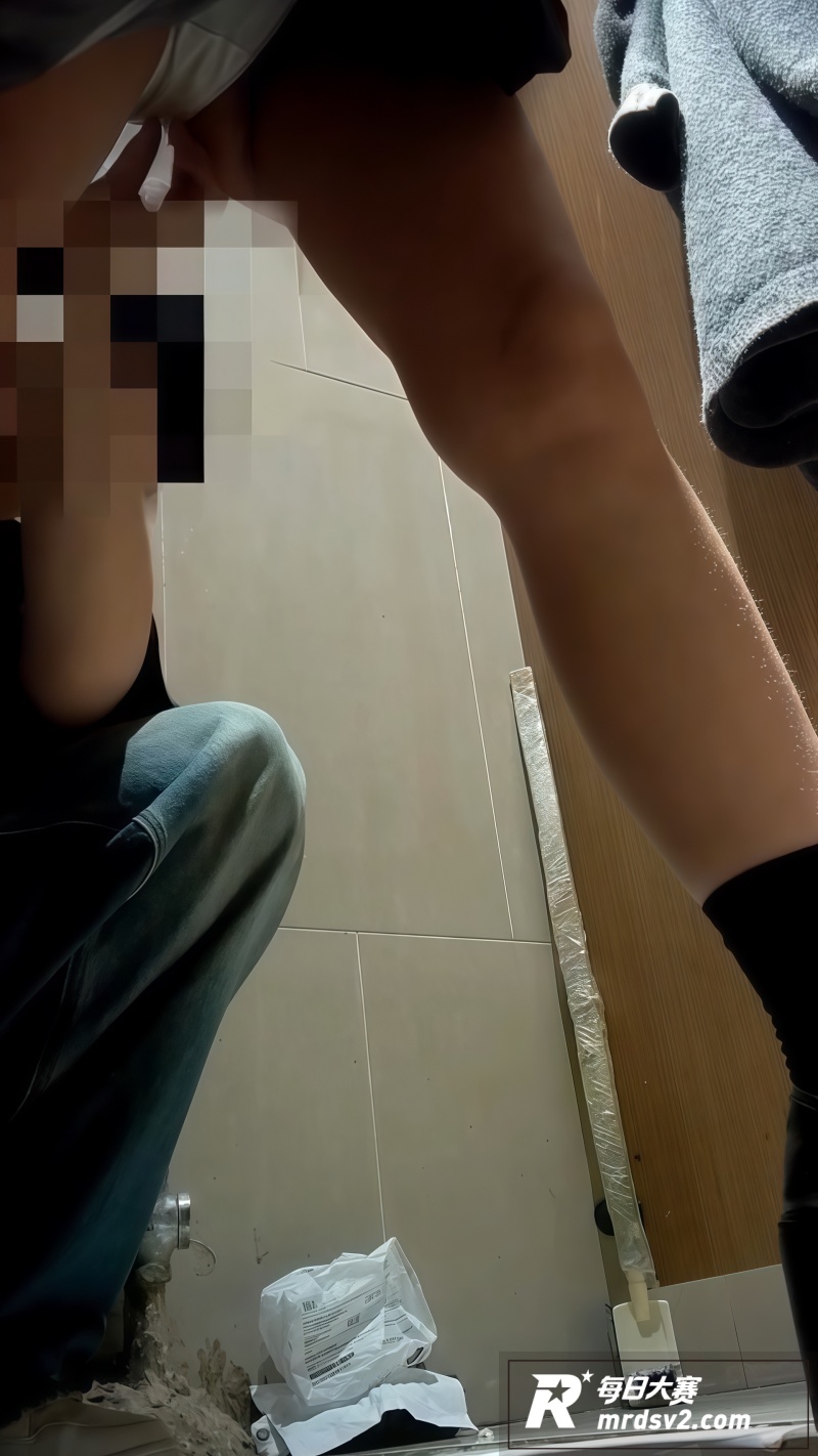 精品厕拍 无知妹妹戴相关图片1