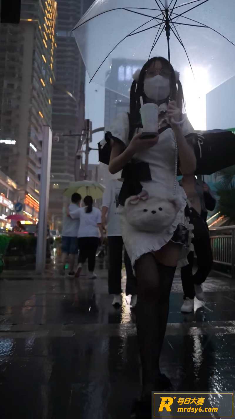 偷拍抄底系列 夜市商相关图片3