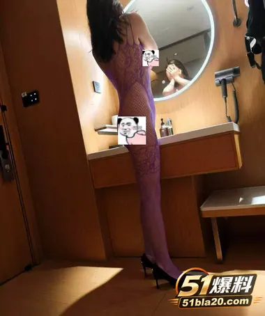 绿帽男喊别人操自己老婆 自己却在旁边打飞机 奇葩丈夫全程旁观还主动分享